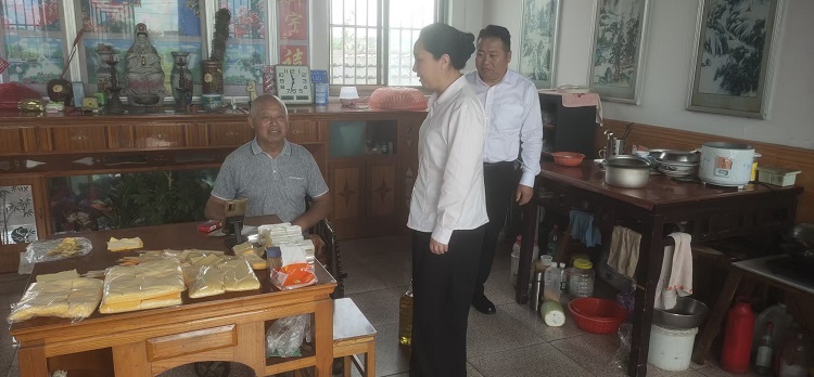 双节同庆暖人心,三年坚守见真情 ——二分公司慰问民权村史同信老人