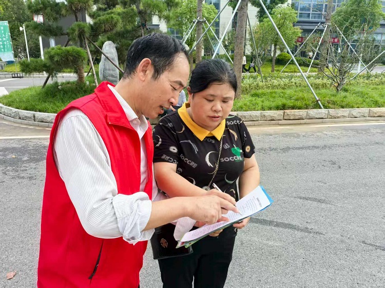 公交二分公司在机电高职开展“两问一宣”主题活动