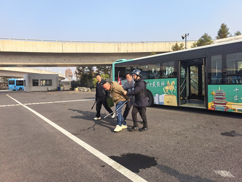以演筑防 护航出行 ——三分公司开展公交车突发遇险事件现场处置应急演练