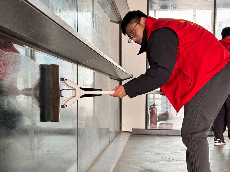 除尘迎新春,驿站焕新颜 ——三分公司开展职工驿站志愿清洁装扮活动