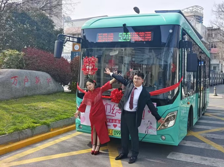 公交婚车开启浪漫新风尚
