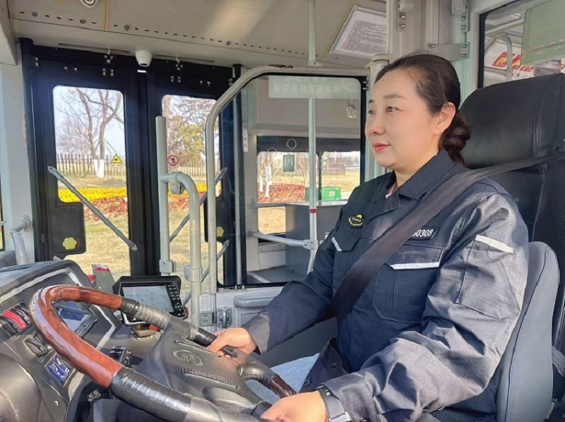 路遇险情伸援手 公交巾帼显担当